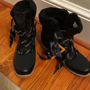 Salomon NWT insulated snow boots size 7.5